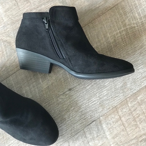 Black Basic Comfortable Low Heel Zipper Bootie - Picture 4 of 8